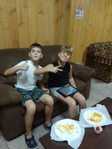 努沃勒埃利耶向日葵山酒店的两个男孩坐在沙发上