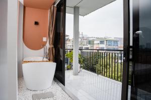 河内AimeeHouse - Trích Sài的带浴缸的浴室和阳台。