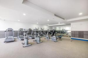 悉尼Apartment in Turrella的健身房设有大型的有氧运动器材室