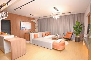 阿布扎比Sandy 1BR Soul Beach Mamsha Al Saadiyat Island的客厅配有沙发和桌子