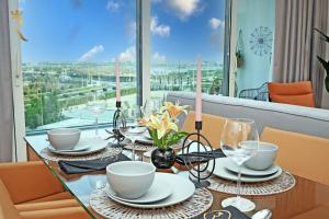 阿布扎比Sandy 1BR Soul Beach Mamsha Al Saadiyat Island的一张餐桌,享有城市美景