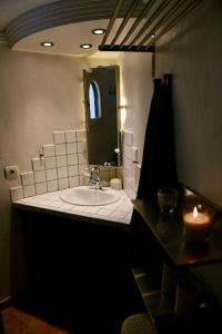 卡拉瓦德亚apartment with magnificient Es Vedra view的浴室设有水槽、镜子和蜡烛