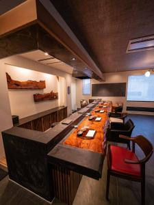 富士吉田市SWEET VILLA TAKASAMA 2的长长的用餐室,配有长桌子