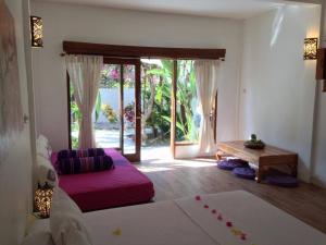 吉利特拉旺安鲁玛卡哈亚旅馆的一间卧室配有一张床、一张桌子和一个窗户。