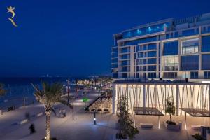 阿布扎比Sandy 1BR Soul Beach Mamsha Al Saadiyat Island的海滩旁的建筑