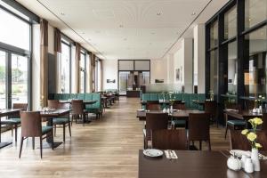德累斯顿德累斯顿城际酒店的用餐室设有桌椅和窗户。