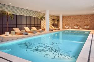 莱利斯塔德Van der Valk Hotel Lelystad的一个带躺椅的游泳池和一个游泳池