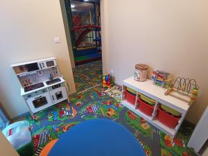 赫尔Apartamenty Cypel Helski的儿童游戏室,设有玩具火车地板