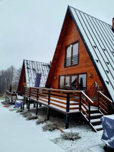 苏恰瓦Twin Cabins / Cabanele Gemene的小木屋的地板和窗户上都有雪