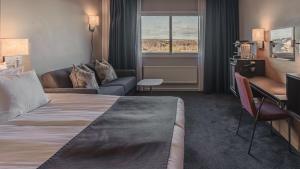 哥德堡Quality Hotel Waterfront的酒店客房,配有床和沙发