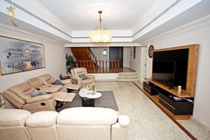 阿布扎比Beach bliss 3BR apartment Corniche的带沙发和电视的客厅