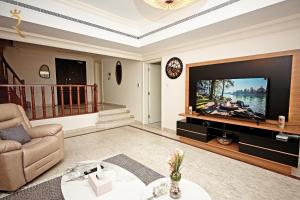 阿布扎比Beach bliss 3BR apartment Corniche的客厅配有大电视和沙发