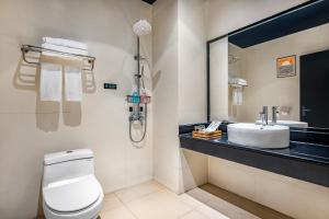 广州铂月宫崎酒店(广州白云国际机场店)的一间带卫生间和水槽的浴室