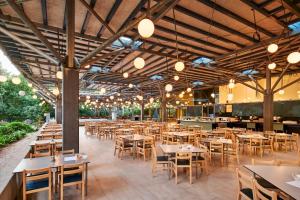 帕科坦Pine Beach Pakostane - All Inclusive light的一间空餐厅,配有桌椅和灯