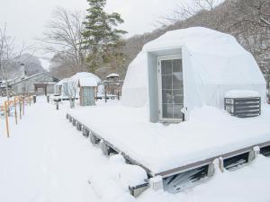 小樽Ryokan HANAEMI的冰屋,在院子里被雪覆盖