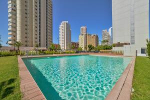 卡尔佩Apartamento Natsu - PlusHolidays的一座位于高楼城市的游泳池