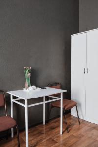 塞米伊欧洲酒店的一张带椅子的白色桌子和花瓶
