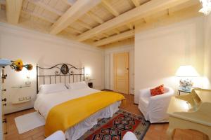 施吉诺Torre Del Nera Albergo diffuso & Spa的一间卧室配有一张大床和一把椅子