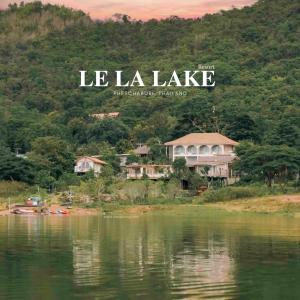 班康卡臣Le La Lake Resort and Spa的山边的湖标