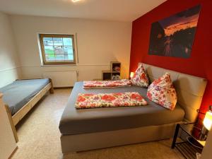 Wimbach劳拉旅馆的一间卧室配有两张床和一张带枕头的沙发。