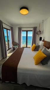 阿尔啼Hostal Boutique Casa del Mar Altea的一间卧室设有一张大床,享有海景