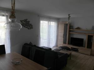 卡尔斯哈根FH Moewenkoje_SCHU的客厅配有桌子和沙发