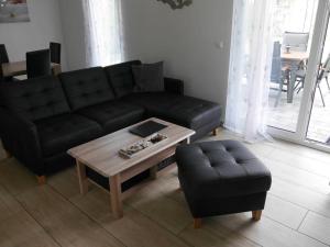 卡尔斯哈根FH Moewenkoje_SCHU的客厅配有黑色沙发和咖啡桌