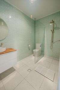 邓斯伯勒Sur Mer Studio - Seaside Escape的一间带玻璃淋浴和卫生间的浴室