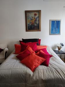 赫尔辛基Pikkukoti Meri的一张床上的红色枕头