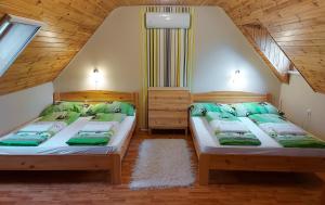 博加奇Bor-Villa vendégház的带2张床的阁楼客房