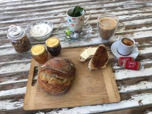 ChorazimBed & Bread的木板,带面包和咖啡杯