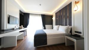 安塔利亚Mai İnci Otel的酒店客房,配有床和电视