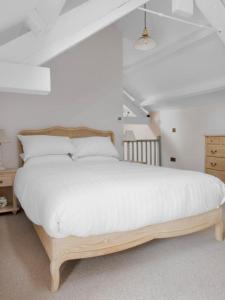 Askham4 Bed in Askham SZ264的一间卧室配有一张带白色床单的大床