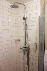 韦斯特罗斯韦斯特罗斯早安酒店的浴室内配有淋浴和头顶淋浴
