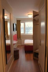 韦斯特罗斯韦斯特罗斯早安酒店的小房间设有床和窗户
