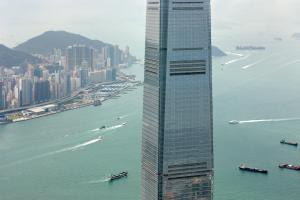 香港丽思卡尔顿酒店的水体旁边的高楼