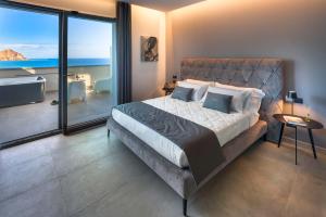 切法卢Emerald Hotel Residence Cefalù的一间卧室设有一张床,享有海景