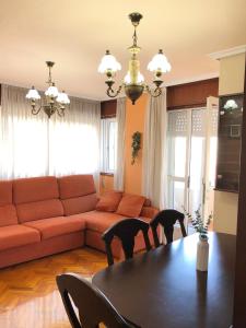 维戈Gaivota的客厅配有沙发和桌椅