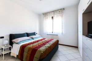 维佐拉提契诺Malpensa Express的一间卧室设有一张床、一个窗口和一台电视
