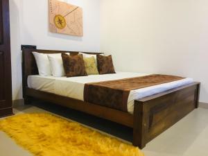 尼甘布Cinnamon Tan Boutique Hotel的一间卧室配有一张黄色地毯的大床