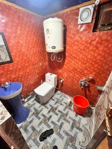 古尔马尔格Gulmarg View Cottage的浴室配有盥洗盆、卫生间和盥洗盆。