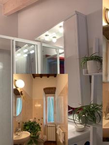 苏韦雷托The 4 Senses Experience的一间带水槽和镜子的浴室