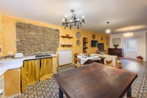 维迪奇亚蒂科Suite il Corno的客厅配有桌子和石墙