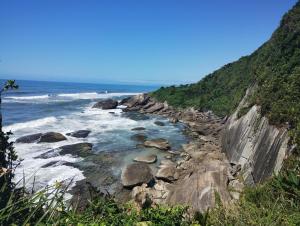 伯迪亚哥Cantinho do descanso的岩石海岸线,背景是海洋