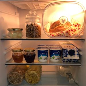 ChorazimBed & Bread的装满食物和罐子食物的冰箱