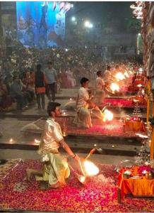 瓦拉纳西Shree Madhvam AC Dormitory的一群人在庙宇里进行仪式