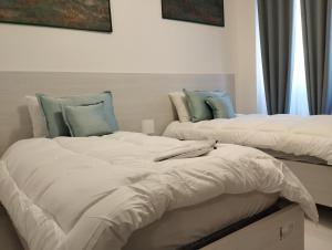 斯利马Pearl Apartments的卧室内两张并排的床