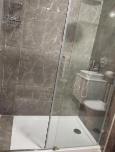 斯利马Pearl Apartments的带淋浴、水槽和卫生间的浴室