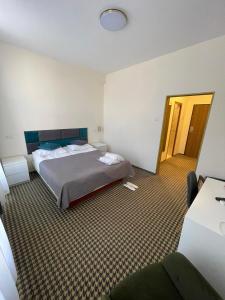 阿斯托利亚市中心酒店客房内的一张或多张床位