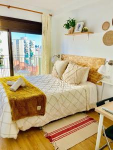 略夫雷加特河畔奥斯皮塔莱特Alojamiento Calma的一间市景卧室,配有一张床